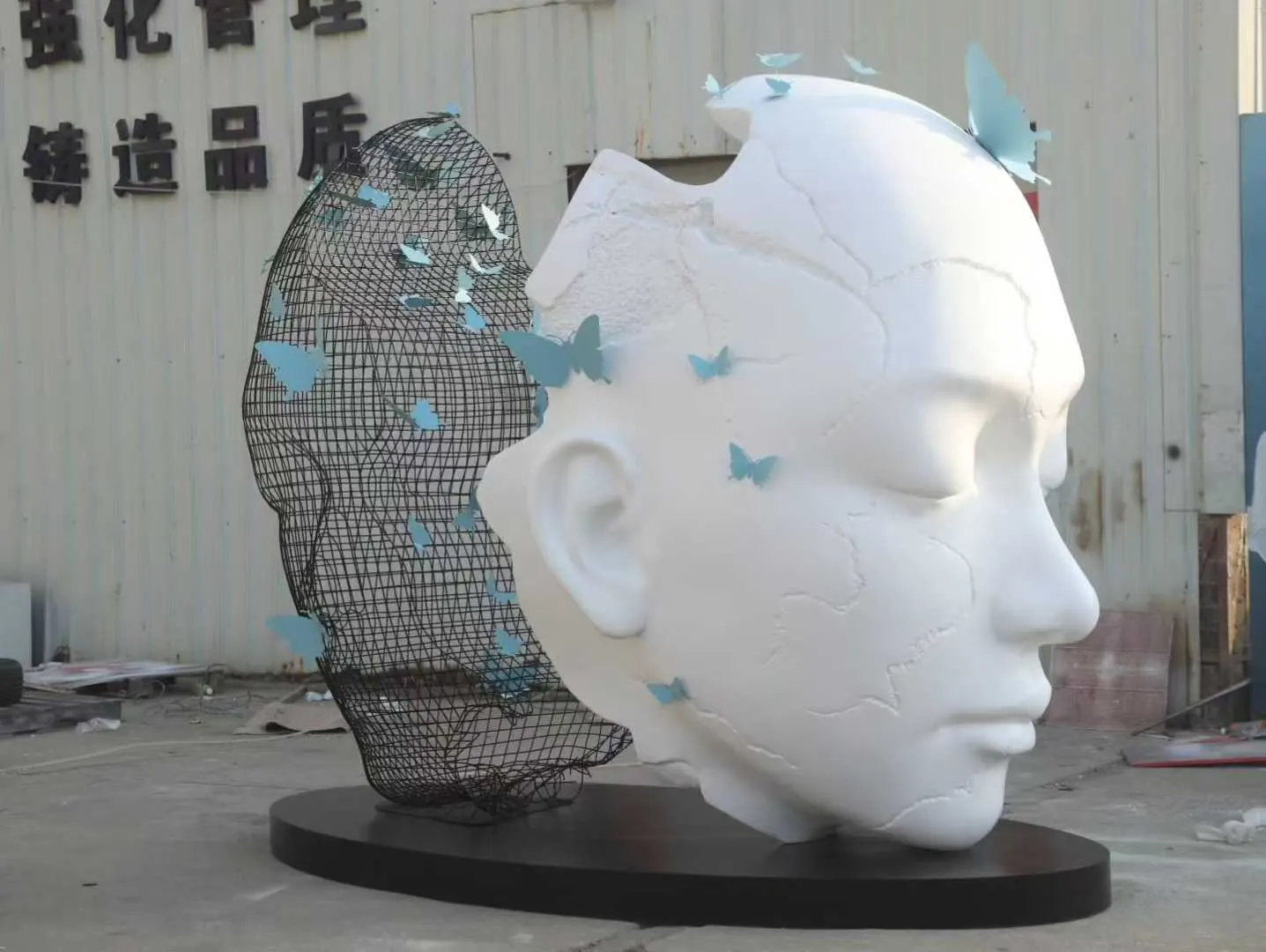 "She (Double-faced)" - A Perfect Fusion of Sculpture Art and Commercial Space